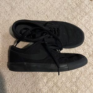 Nike boys black tennis shoes